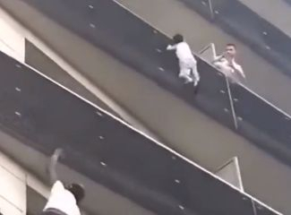 Помните ли мигранта, спасил дете в Париж, ето какво му се случи (ВИДЕО)