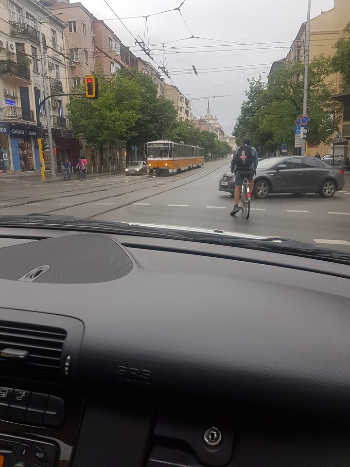 Нахален велосипедист на "Дондуков" си навлече гнева на столичани (СНИМКА)