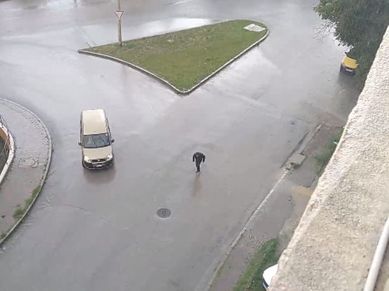 Историята на този българин, помогнал на бездомник в пороя, ще разтупти сърцето на всеки (ВИДЕО)