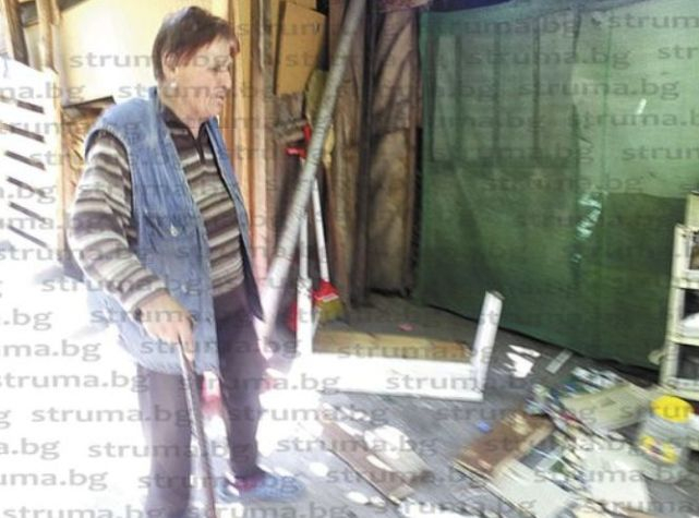Страшен екшън в Благоевград! Съседки се хванаха за гушите, скандалът прераснал в масов бой с дъски и колове (СНИМКИ)