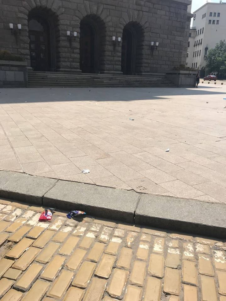 Протестиращи превърнаха пространството пред МС в сметище! Ексклузивни СНИМКИ
