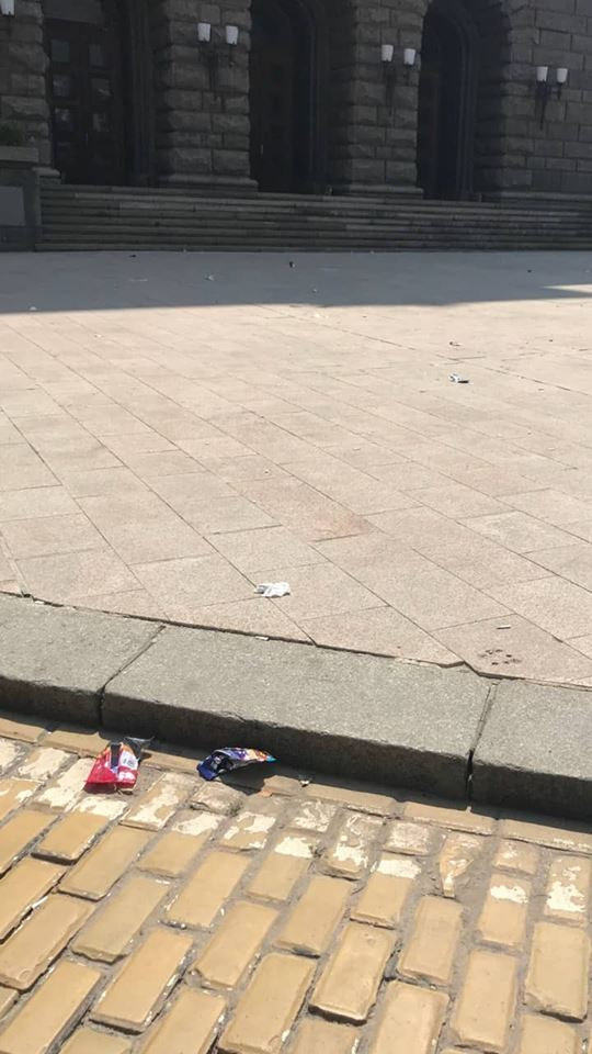 Протестиращи превърнаха пространството пред МС в сметище! Ексклузивни СНИМКИ