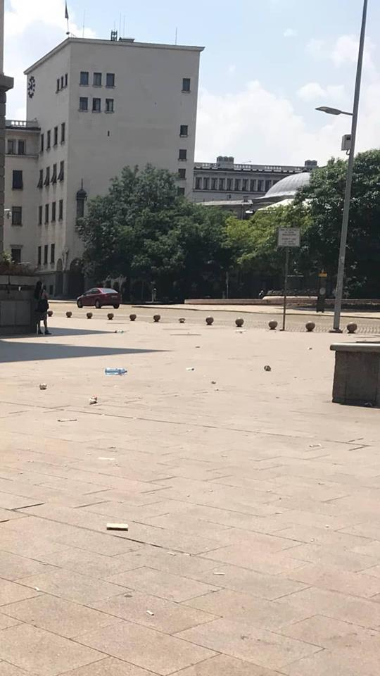 Протестиращи превърнаха пространството пред МС в сметище! Ексклузивни СНИМКИ