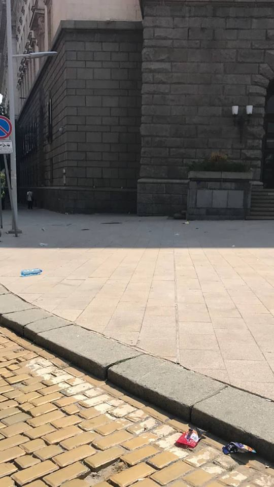 Протестиращи превърнаха пространството пред МС в сметище! Ексклузивни СНИМКИ