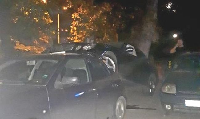 Мерцедес с бесен дрифт "паркира" върху тавана на Сеат във Варна (СНИМКА)