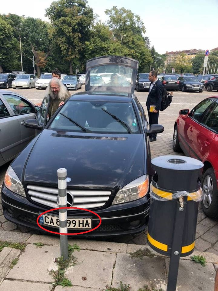 Ексклузивно в БЛИЦ! Надничат ли Иванчева и Кадиев зад протеста на Кольо Босия? Вижте с какъв "Мерцедес" идва да "гладува" пред НС! (СНИМКИ)