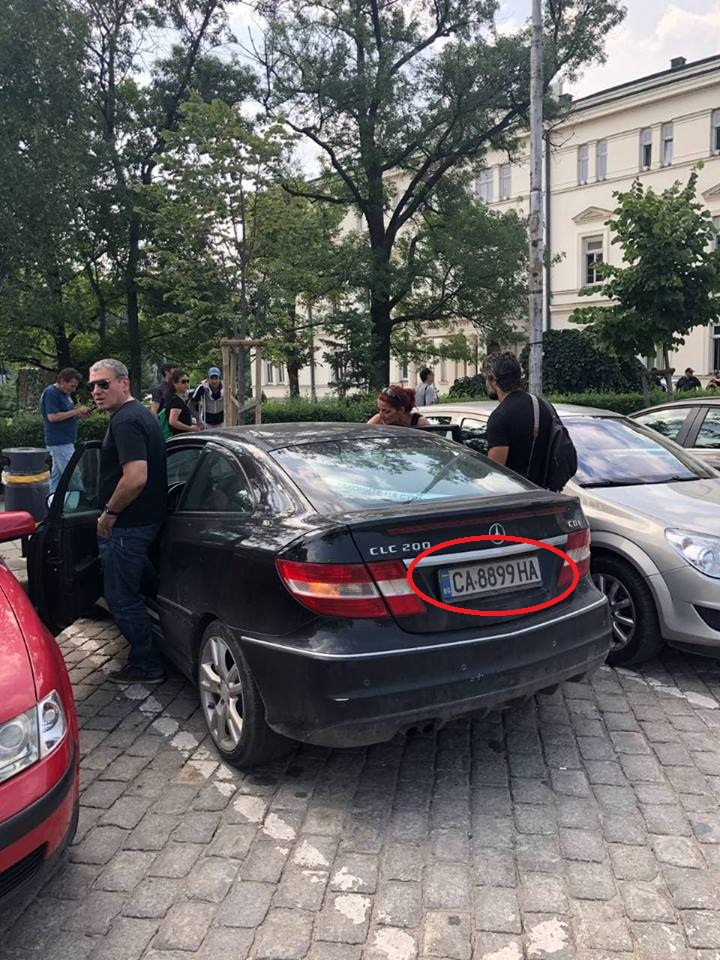 Ексклузивно в БЛИЦ! Надничат ли Иванчева и Кадиев зад протеста на Кольо Босия? Вижте с какъв "Мерцедес" идва да "гладува" пред НС! (СНИМКИ)