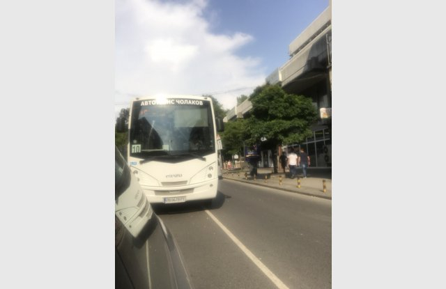 Пълно безумие! Нагъл шофьор на автобус се набута в насрещното, развява среден пръст ВИДЕО