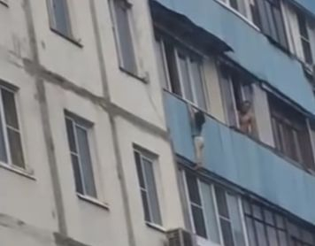 Малко момиченце вися близо 30 минути от тераса на 7-ия етаж (СМРАЗЯВАЩО ВИДЕО)