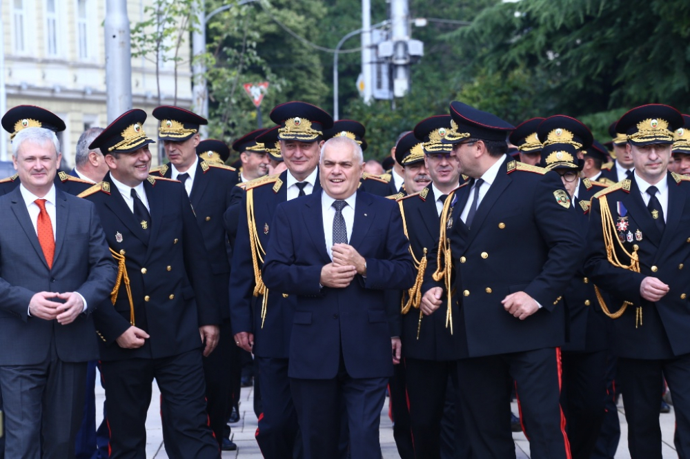 Навръх празника на МВР министърът възмутен: Полицаите нас пазят, а тях ги поръчват - това ще спре! (СНИМКИ)