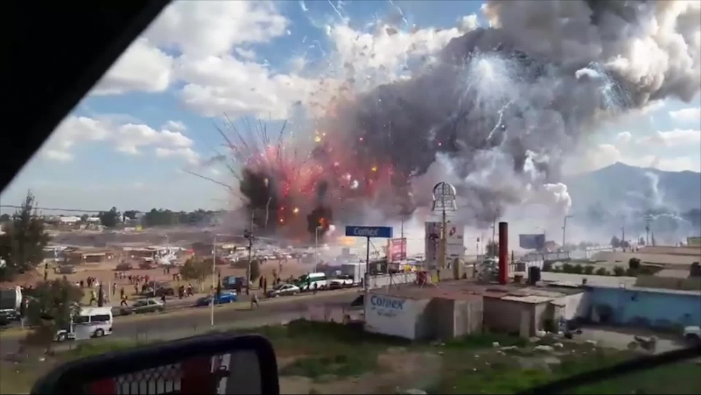 Вижте как фабрика за пиротехника се взривява и убива най-малко 12 души (ВИДЕО)