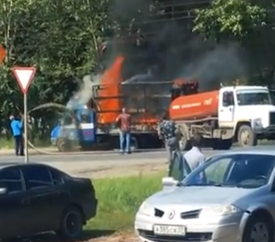 По-малкото зло? Асенизатори угасиха горящ автомобил с нечистотиите от цистерната (ВИДЕО)