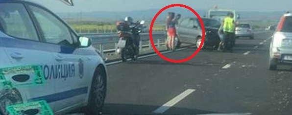 Натокани мадами със скандално къси червени полички са фучали в Реното, размазало се край Слънчака