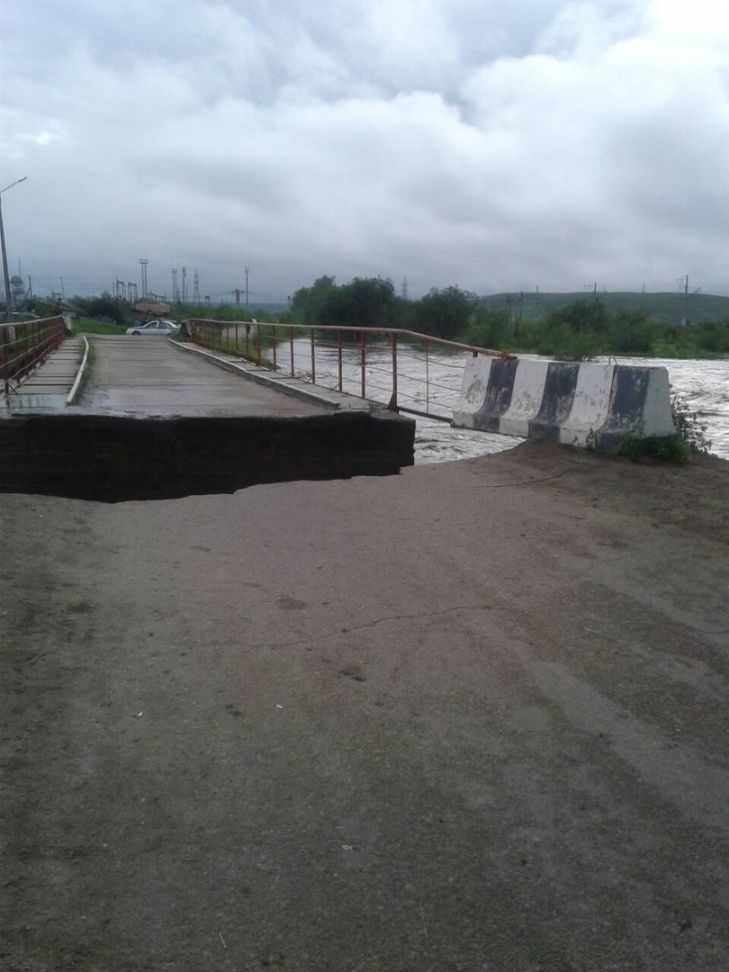 Проливни дъждове удавиха и Русия, стотици къщи са под вода, придошла река разрушава мостове (СТРАХОВИТИ СНИМКИ/ВИДЕО)