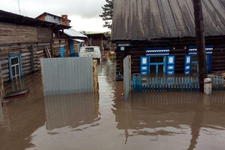 Проливни дъждове удавиха и Русия, стотици къщи са под вода, придошла река разрушава мостове (СТРАХОВИТИ СНИМКИ/ВИДЕО)