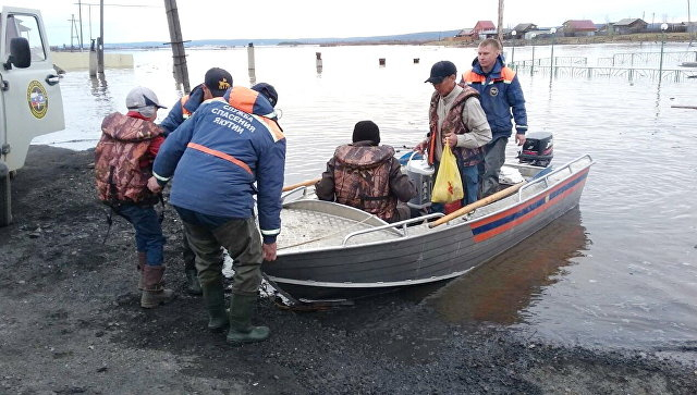 Проливни дъждове удавиха и Русия, стотици къщи са под вода, придошла река разрушава мостове (СТРАХОВИТИ СНИМКИ/ВИДЕО)
