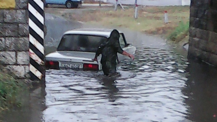 Проливни дъждове удавиха и Русия, стотици къщи са под вода, придошла река разрушава мостове (СТРАХОВИТИ СНИМКИ/ВИДЕО)