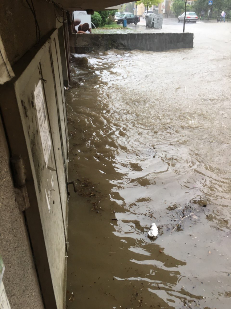 Сигнал до БЛИЦ: И Ловеч е под вода (СНИМКИ)