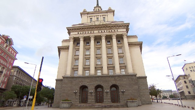 Мистериозна смърт в Партийния дом! Откриха трупа на млад охранител в шахта