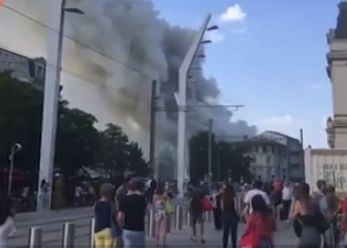 Гъсти кълба черен дим покриха небето над Бордо (ВИДЕО)
