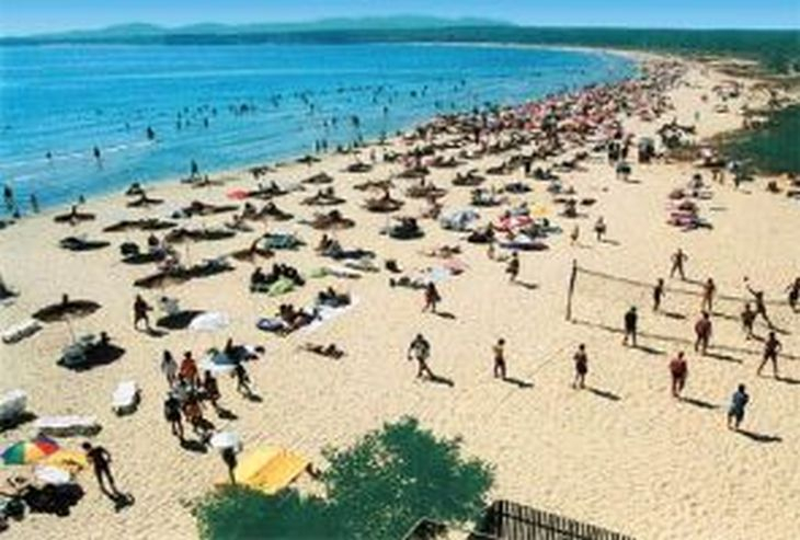 Паника на Южния плаж в Китен, почиващите бягат от морето, забраниха на децата да доближават водата