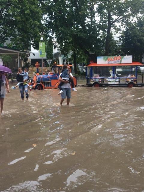 Туристи газиха вода до колене в Албена