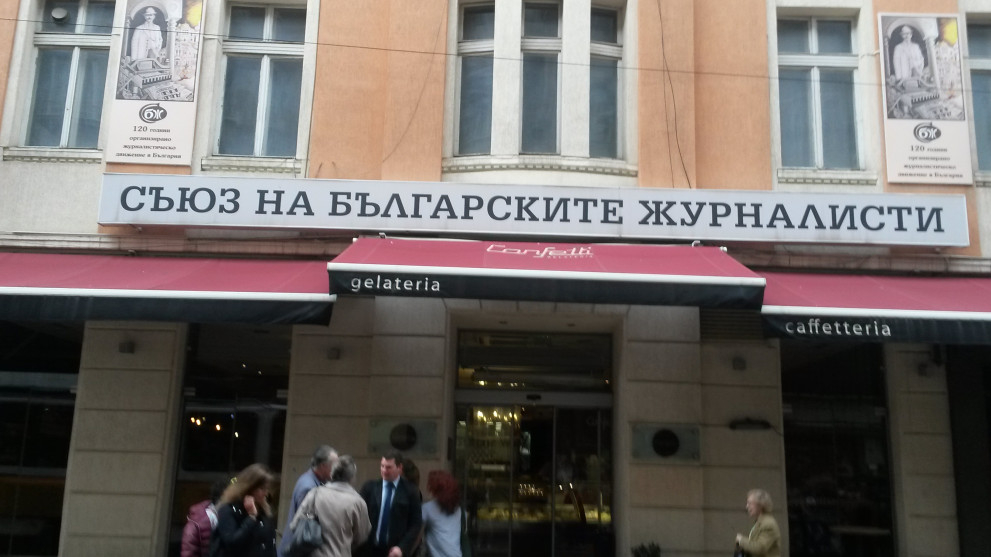 За да запази зависимости и грантово финансиране олигархията пусна “зомбита” срещу прозрачността в медиите