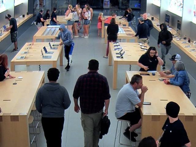 Крадци изпразниха магазин на Apple пред клиенти само за 30 секунди (ВИДЕО)
