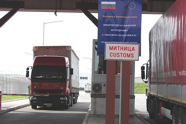 Митничари на Лесово свалиха пътници и разглобиха автобус от Турция – оказа се, че има защо (СНИМКИ)