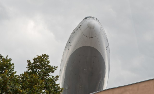 Daily Mail: Как и защо огромен Boeing 747 се появи на поле в Тайланд?