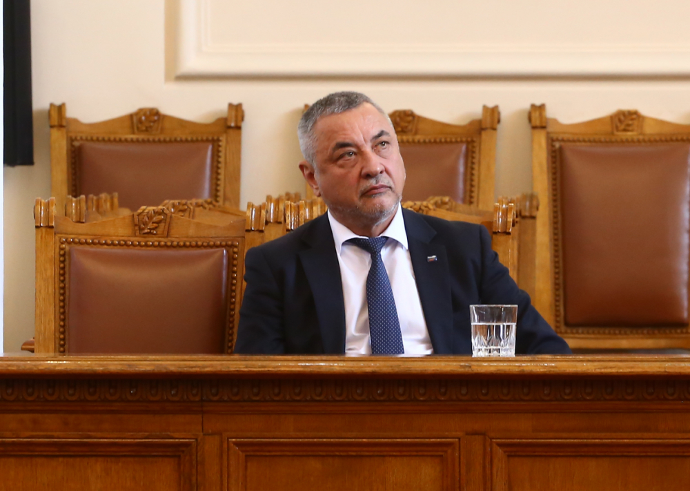 Бунт срещу Валери Симеонов и абсурдните му проверки за шума по морето!