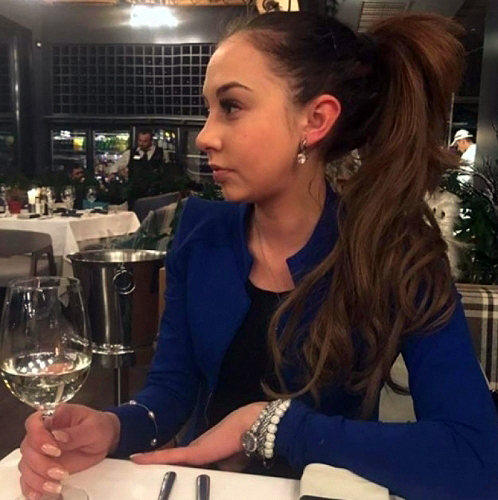 Близки и приятели изпратиха красивата Жани в последния й път 