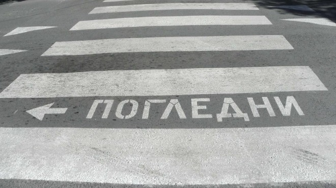 Ужасяващ инцидент, дете е в тежко състояние, след като бе прегазено от възрастна шофьорка във Враца (СНИМКИ)