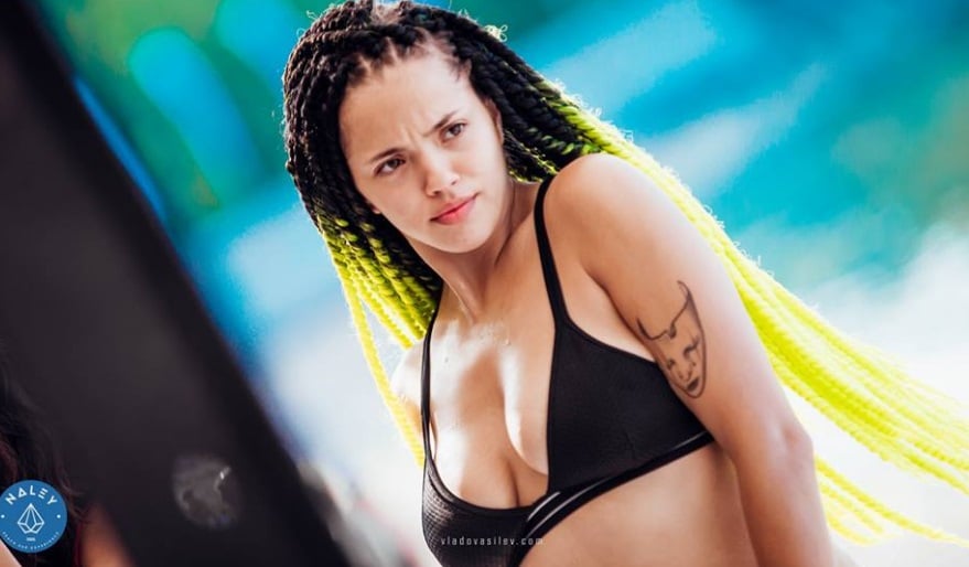 Дара развява наедрял ханш на морето без Папи Ханс! Сгащиха палавницата в крачка с негово копие (СНИМКИ 18+)