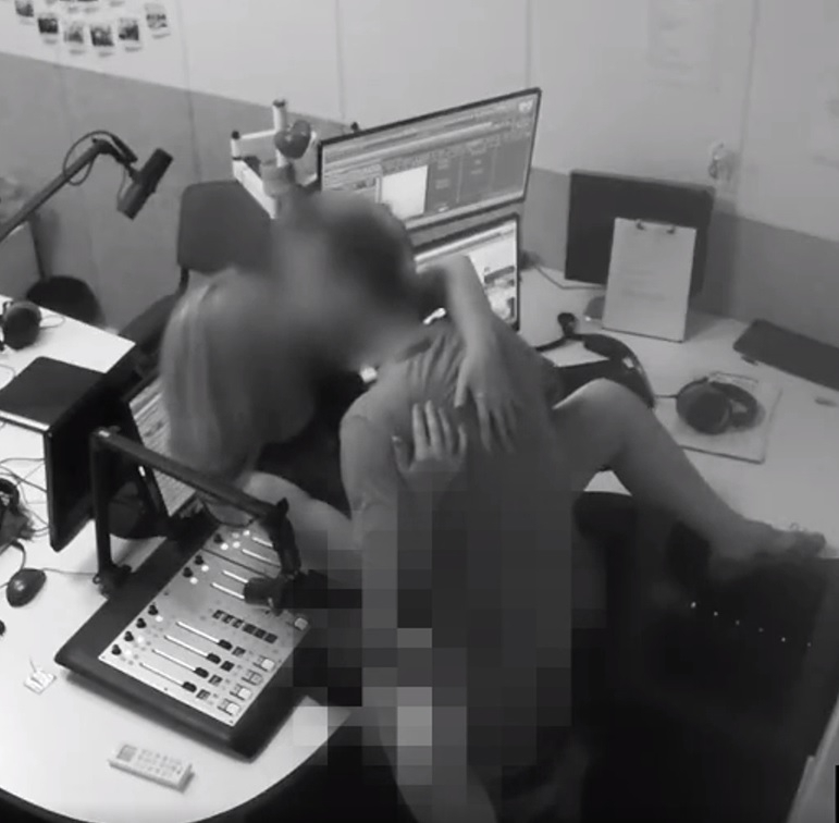 Радиоводещ забрави за охранителните камери и награби девойка върху бюрото (ВИДЕО 18+)
