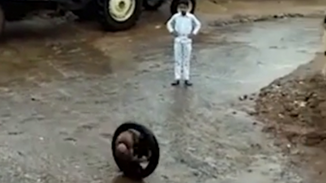 Момче изобрети меко казано зловещ начин за каране на колело (ВИДЕО)