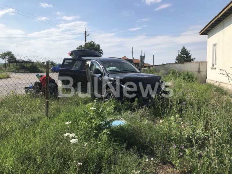 Два тузарски джипа направиха голяма беля на кръстовище в Тополовец (СНИМКИ)