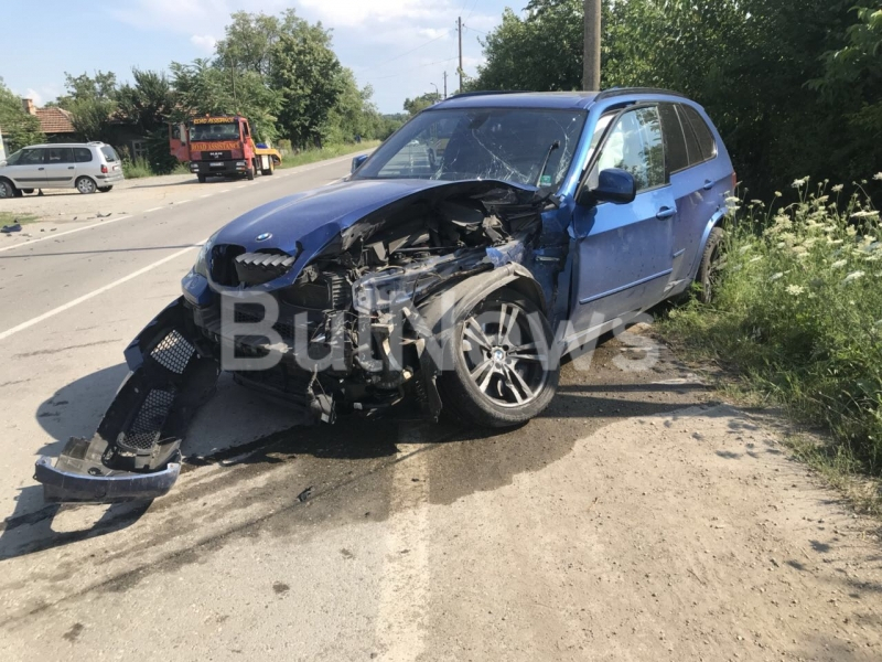 Два тузарски джипа направиха голяма беля на кръстовище в Тополовец (СНИМКИ)