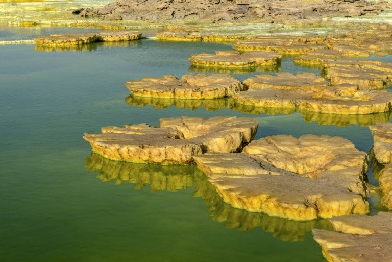 Фотограф засне уникални СНИМКИ на киселинни водни басейни, една капка от които разяжда плътта до костите 