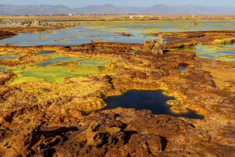 Фотограф засне уникални СНИМКИ на киселинни водни басейни, една капка от които разяжда плътта до костите 