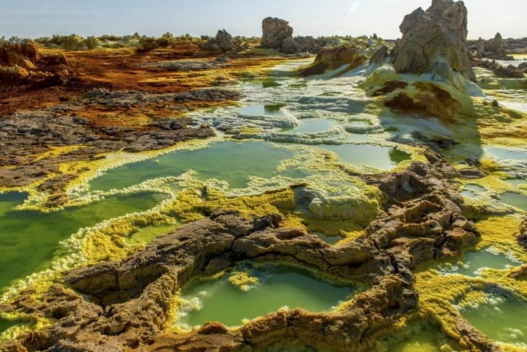 Фотограф засне уникални СНИМКИ на киселинни водни басейни, една капка от които разяжда плътта до костите 