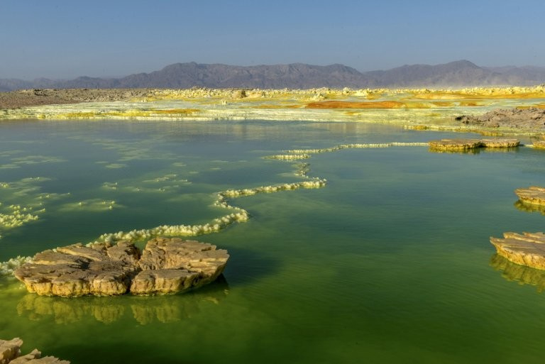 Фотограф засне уникални СНИМКИ на киселинни водни басейни, една капка от които разяжда плътта до костите 