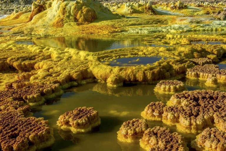 Фотограф засне уникални СНИМКИ на киселинни водни басейни, една капка от които разяжда плътта до костите 