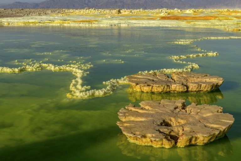 Фотограф засне уникални СНИМКИ на киселинни водни басейни, една капка от които разяжда плътта до костите 