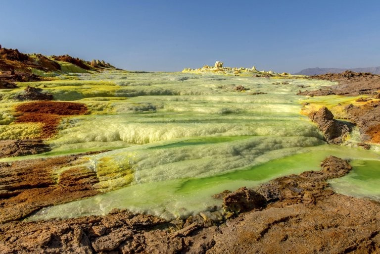 Фотограф засне уникални СНИМКИ на киселинни водни басейни, една капка от които разяжда плътта до костите 