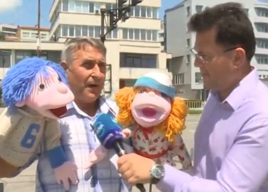 Абсурд след абсурд из България: Мъж пее на светофар, за да светне (ВИДЕО)