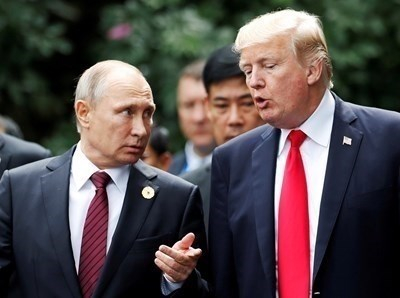 Експерти разкриха тайната на белите цветя на срещата между Тръмп и Путин 