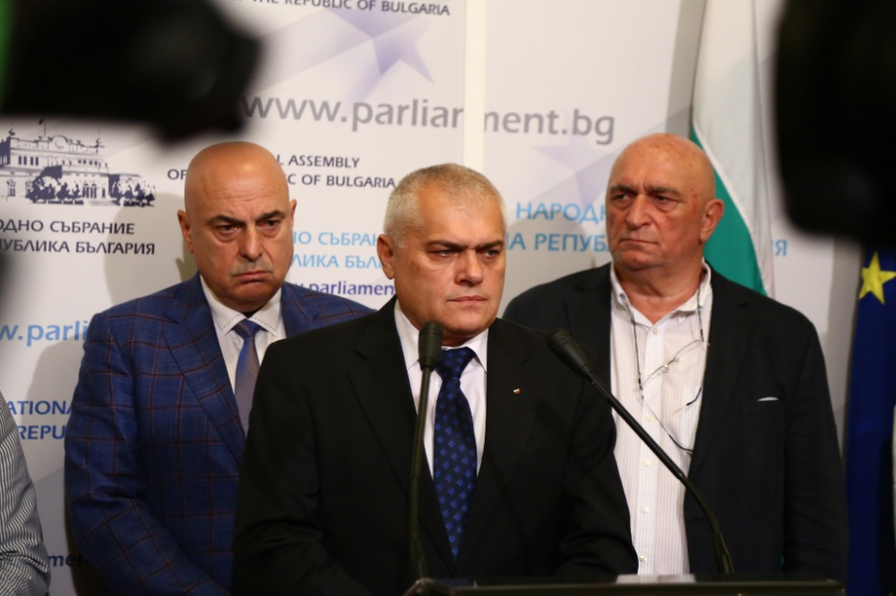 Министър Радев за оставката си: ГЕРБ е футболен отбор и капитанът решава!