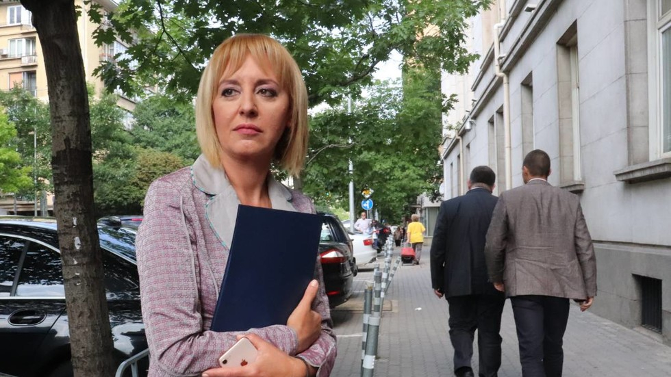 Манолова отвърна на Борисов и БСП по странен начин