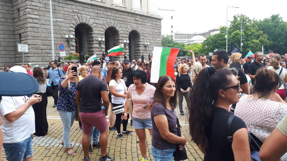 Протестиращи пред МС налитат на полицаи, търсят конфронтация (СНИМКИ)